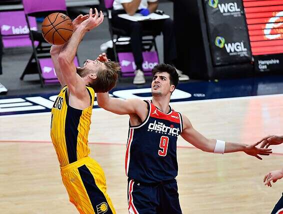 אבדיה מנסה לחסום את סאבוניס, הלילה // צילום: רויטרס